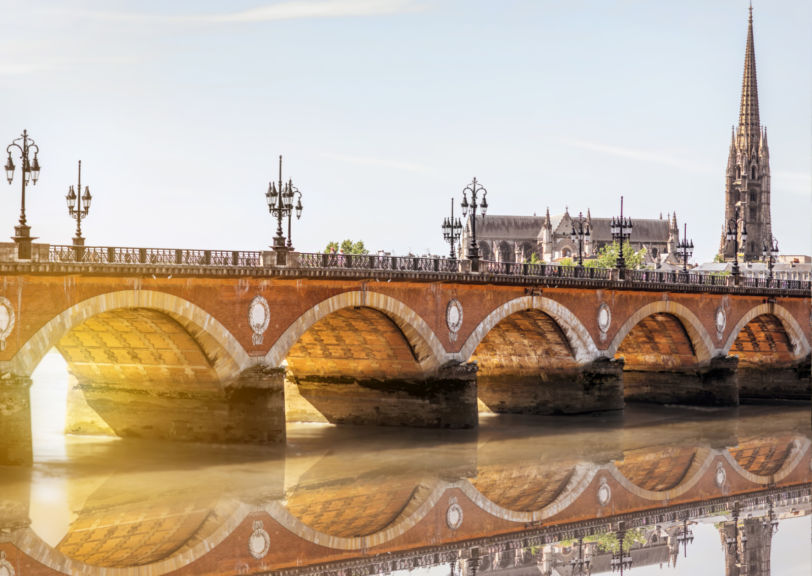 Pont de pierre à Bordeaux au coucher du soleil