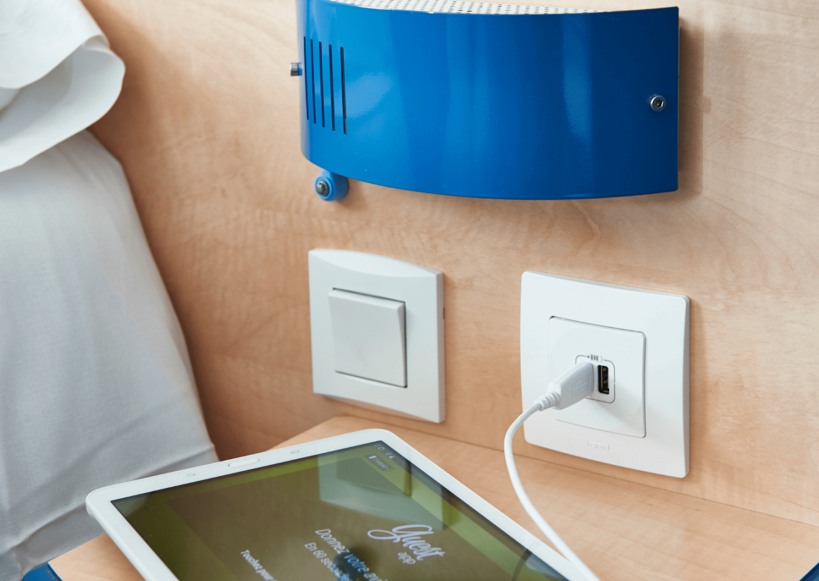 Prises modernes et équipement pratique – Hôtel ATENA Créon, confort accessible pour tous les voyageurs