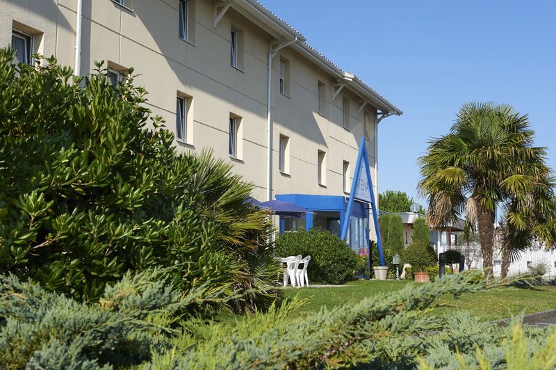 Salle de bain privative moderne dans chaque chambre double de l’Hôtel ATENA – Douche, WC, miroir et produits d’accueil.
