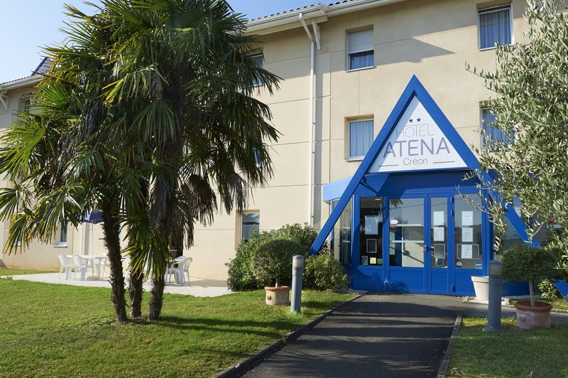 Parking privé gratuit et sécurisé pour tous nos clients à l’Hôtel ATENA entre Bordeaux et Saint-Émilion.