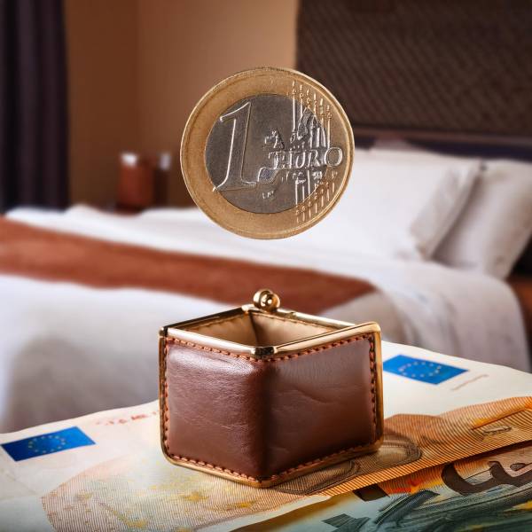 Chambre confortable à l'Hôtel Atena Créon à moins de 70 €, idéalement située entre Bordeaux et Saint-Émilion.