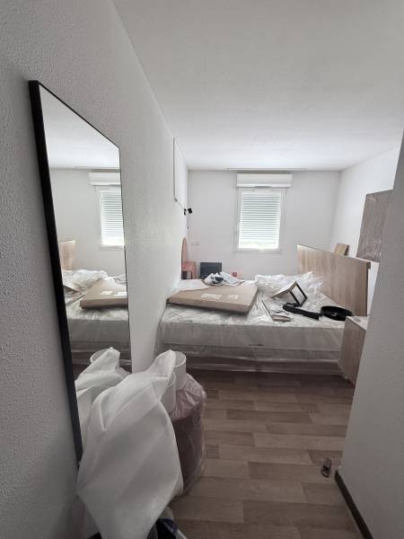 Nouvelle chambre en cours de rénovation à l’Hôtel ATENA Créon – Lit king size 160x200, mobilier moderne et confort optimal près de Bordeaux.