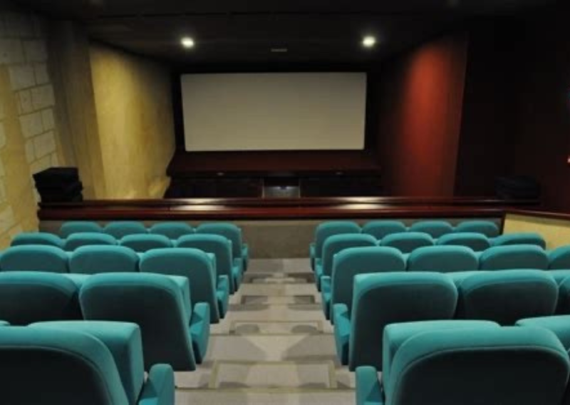 Découvrez le Cinéma Max Linder et Séjournez à l’Hôtel Atena Créon