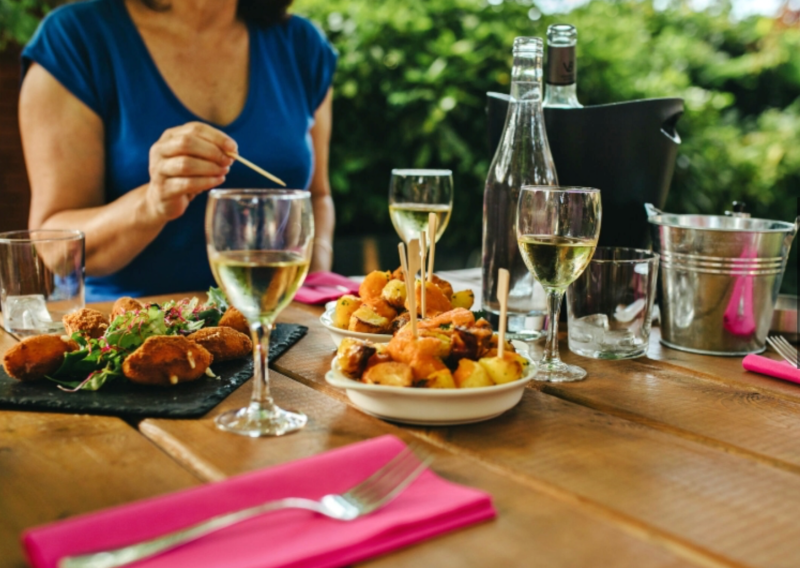 Concerts et ambiance festive chez Titut à Créon : Vivez une soirée en musique tout en savourant des plats inventifs. Une belle escapade depuis l’Hôtel ATENA. #RestaurantTraditionnelCréon #HôtelBordeauxEst