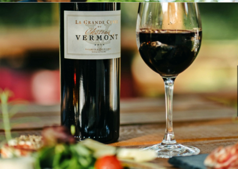 Dîner en terrasse chez Titut à Créon : Profitez du grand jardin pour un repas en plein air, idéal pour prolonger votre séjour à l’Hôtel ATENA. #CuisineBistronomique #HôtelAtenaBordeauxEst