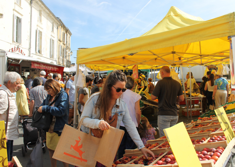 Marché local près de l’Hôtel ATENA Créon – Séjour authentique au cœur de l’Entre-Deux-Mers