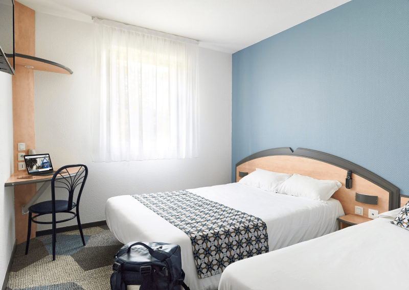 Profitez d’une chambre en journée pour vous reposer ou télétravailler dans le calme à l’Hôtel ATENA Créon.