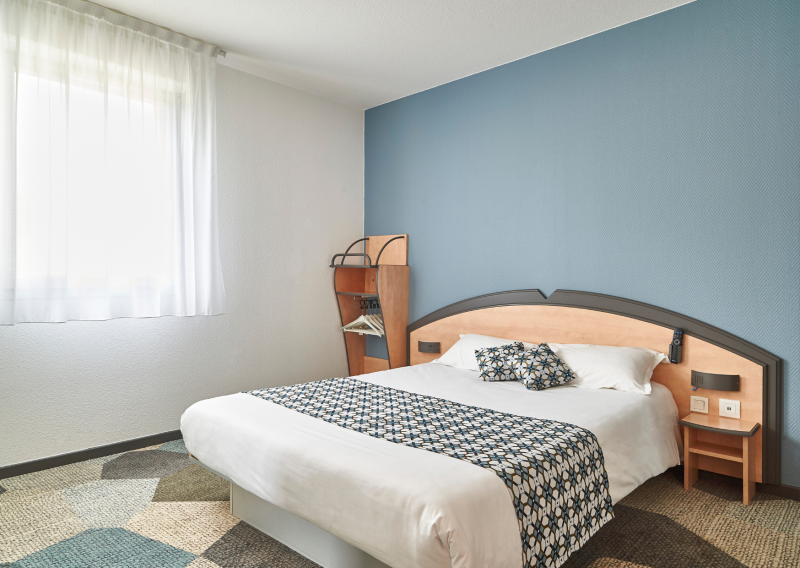 Chambre calme avec deux lits – Confort et fonctionnalité à l’Hôtel ATENA Créon pour tous les profils de voyageurs