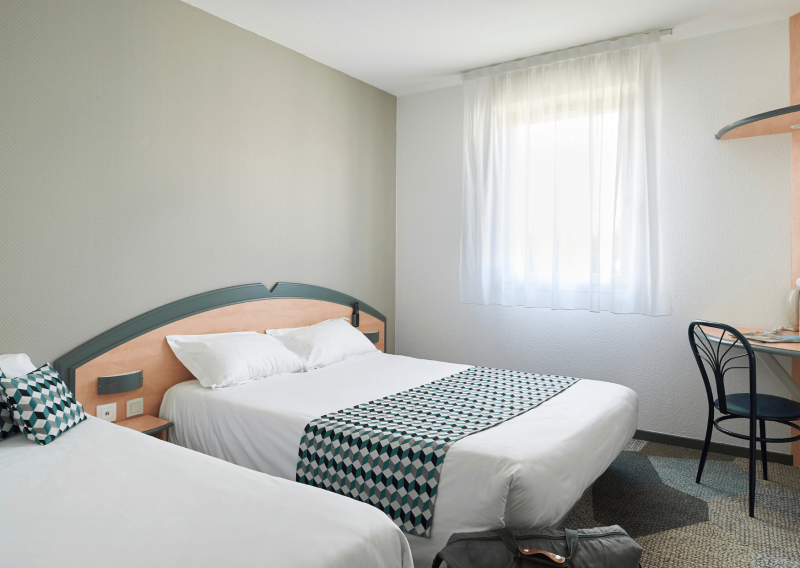 Chambres familiales pour tous vos proches Nos chambres familiales peuvent accueillir jusqu’à 5 personnes : pratique et économique pour les groupes.