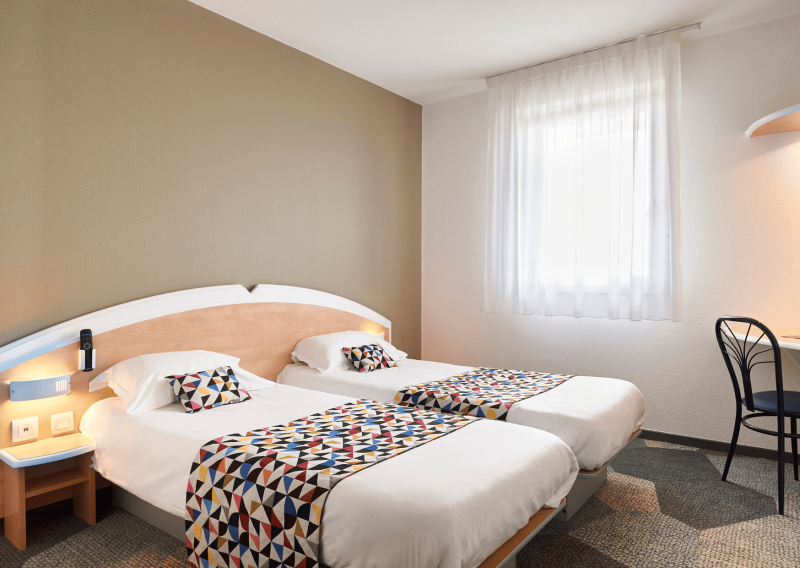 Chambre double spacieuse à Créon – Confort moderne à l’Hôtel ATENA Entre-Deux-Mers