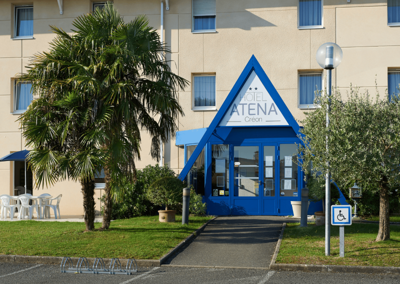 Façade de l’Hôtel ATENA – Accès facile, parking gratuit et accueil chaleureux à 20 min de Bordeaux