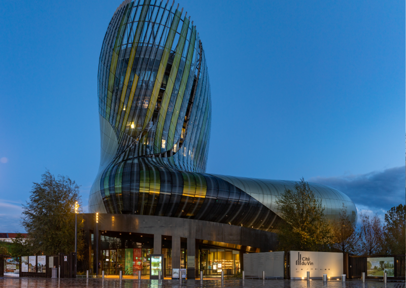 Levez la tête pour découvrir la célebre cité du vin de Bordeaux