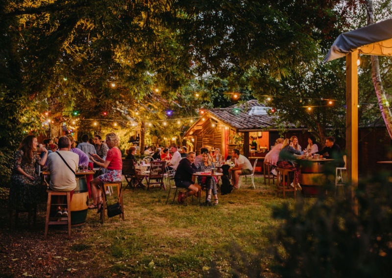 Soirée estivale dans le jardin de Chez Titut – Expérience à vivre lors de votre séjour à l’Hôtel ATENA Créon