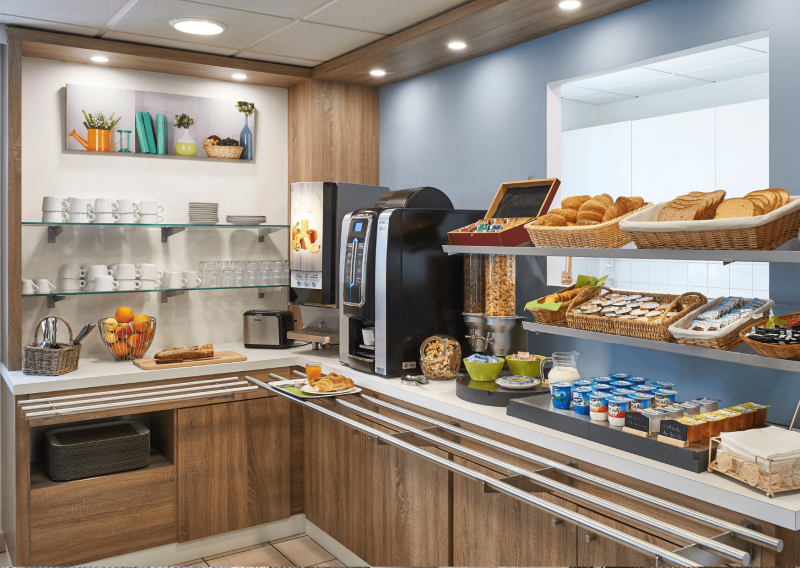 Buffet petit déjeuner Hôtel ATENA Créon – idéal pour bien commencer la journée avant de visiter Bordeaux