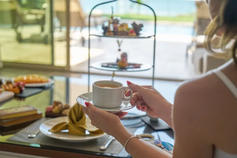 Petit-déjeuner gourmand à l’Hôtel ATENA Créon – Commencez la journée avec un buffet varié : viennoiseries, fruits frais, boissons chaudes et bien plus encore pour un réveil tout en douceur.