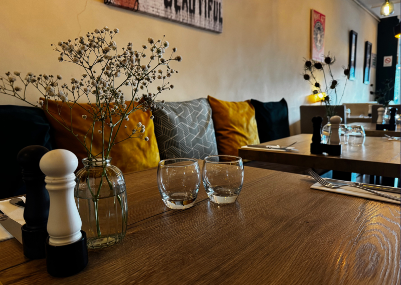 Ambiance chaleureuse du restaurant Chez Titut – Partenaire de l’Hôtel ATENA à Créon en Entre-Deux-Mers