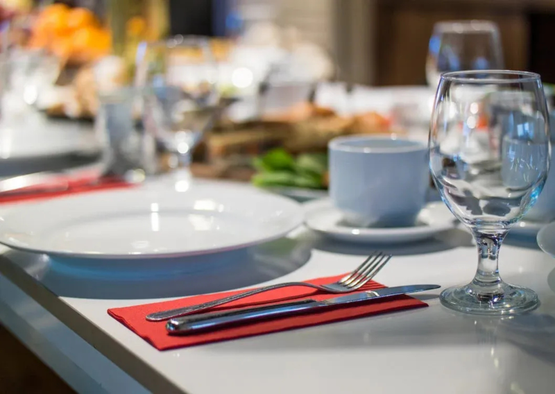 Petit déjeuner servi à l’Hôtel ATENA Créon – Détente gourmande près de Bordeaux