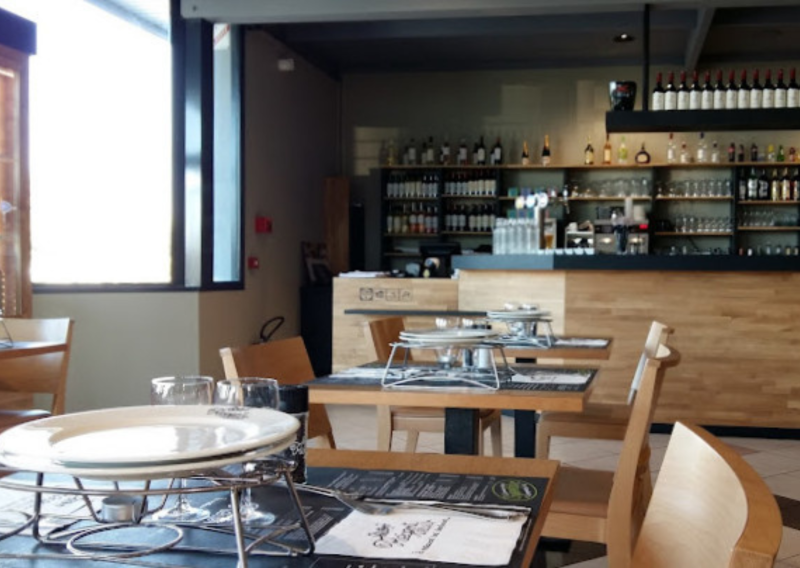 Salle de petit-déjeuner de l’Hôtel ATENA Créon – Espace convivial pour bien commencer la journée en Gironde.