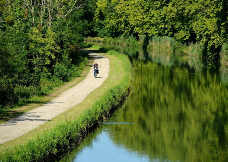 Partez à la découverte des paysages de l’Entre-Deux-Mers grâce aux vélos disponibles directement à l’Hôtel ATENA Créon.