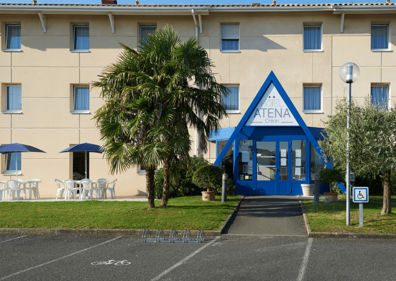 Façade de l’Hôtel ATENA Créon – Établissement climatisé et parking gratuit aux portes de Bordeaux.